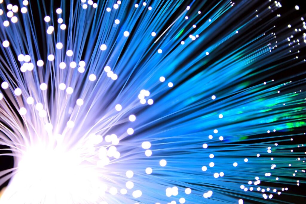 Kommunales Glasfasernetz der Gemeinde Bad Häring | (c) https://pixabay.com/de/photos/glasfaser-kabel-blau-netzwerk-2749588/